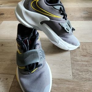 Youth basketball shoes